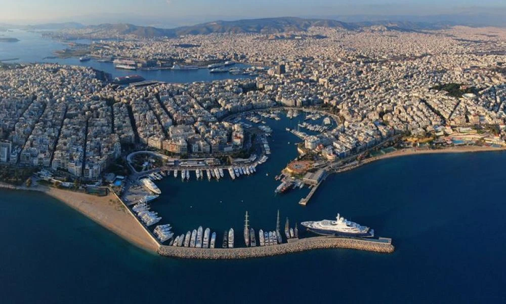 Πεζός παρασύρθηκε από απορριμματοφόρο στον Πειραιά
